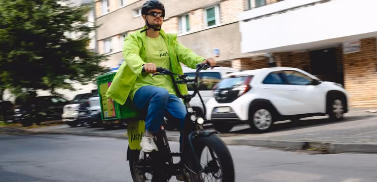 Kurier Jush na rowerze elektrycznym